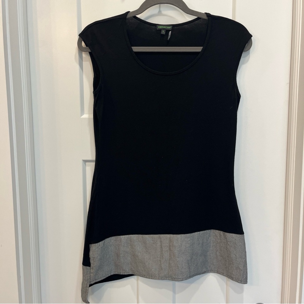 Tricotto Women’s Black Gray Cap Sleeve‎ Asymmetrical Hem Shirt Size Small